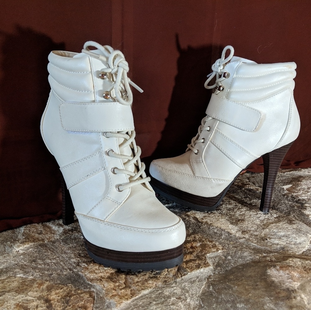 Size 7 Jennifer Lopez booties 🔥🔥🔥